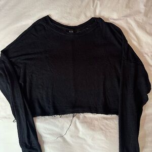 WINDSOR BLACK LONG SLEEVE WITH FRAYED BOTTOM
